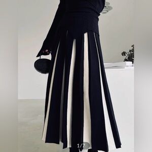 Commence knit pleated skirt Size large